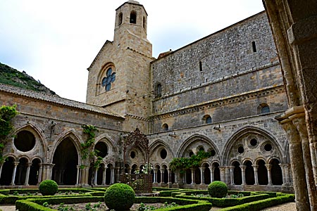 Frankreich - Languedoc - Die Abtei Fontfroide mit ihrem schönen Kreuzgang, bunten Glasfenstern und dem Rosengarten