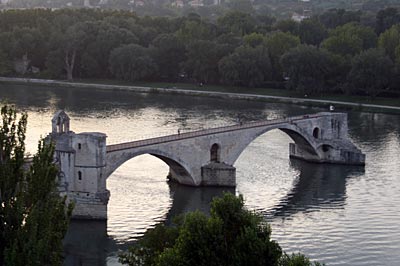 Frankreich - Provence - Die Brücke Pont-Saint-Brezet, bekannt durch das Kinderlied „Sur le Pont d’Avignon“