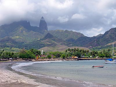Marquesas Inseln - Ua-Pou-Bucht-mit-'Kathedralen'
