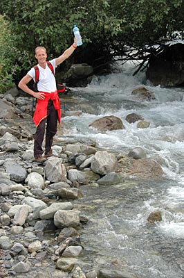 Georgien - Swanetien - Richard Baerug, Direktor des Grand Hotel Ushba, präsentiert eine Spezialität seines Hauses: frisches Wasser aus dem Gebirge 