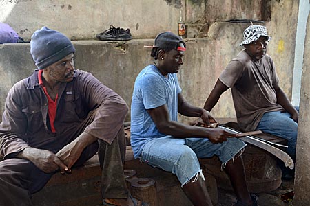 Grenada - Arbeiter in der River Antoine Rum Destillery