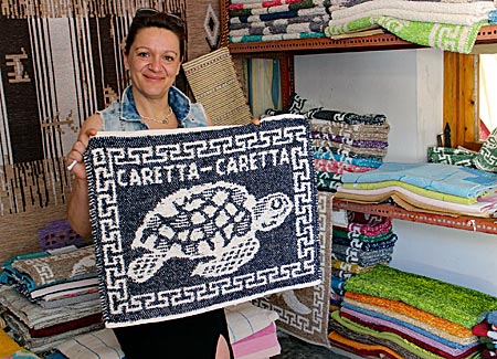 Griechenland - Ionische Inseln - Zakynthos - Panagiota verkauft Caretta-caretta-Motive im Bergdorf Anafonitria