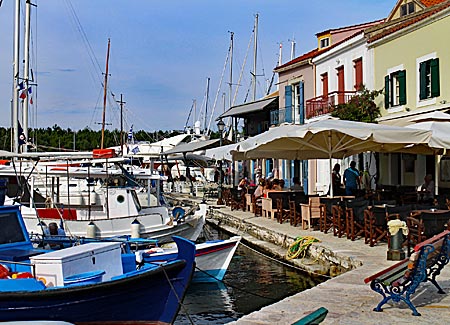 Griechenland - Ionische Inseln - Kefalonia - Nur in Fiskardo sind noch Haeuser von vor 1953 erhalten