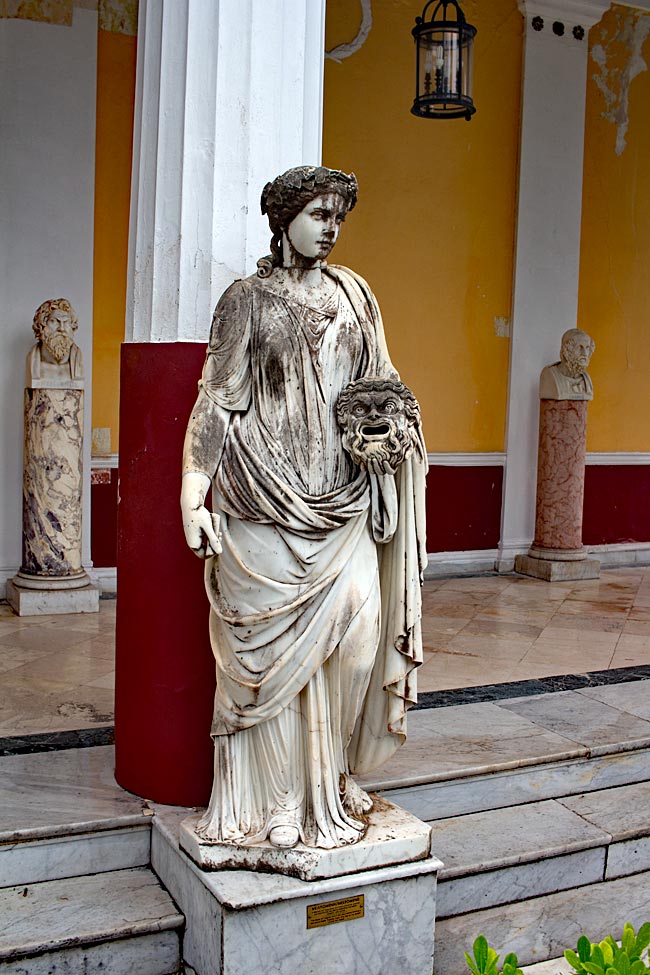 Griechenland - Korfu - Eine der Musen auf der Terrasse des Achilleion