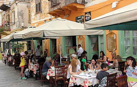 Griechenland - Straßencafés in Nauplia