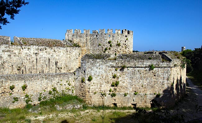 Rhodos Stadt - mittelalterliche Stadtmauer von außen