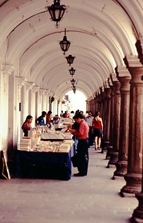 Guatemala Antigua Rathaus mit Torbögen