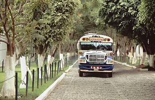 Guatemala Antigua Bus in Allee