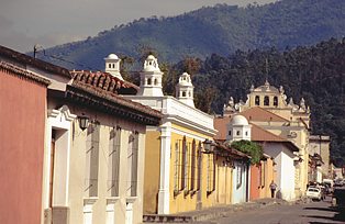 Guatemala Antigua bunte Fassaden