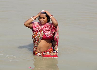 Indien - religiöses Bad im Brahmaputra