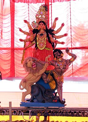 Indien - Durga-Puja-Figur im Zelttempel