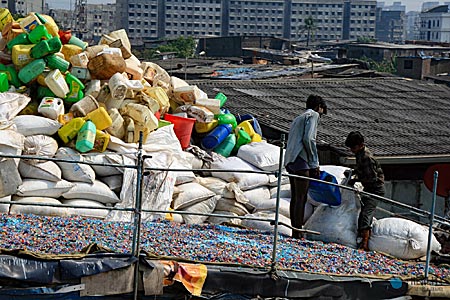 Indien  - Dharavi bei Mumbai - Männer beim Recyceln von Plastik