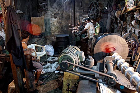 Indien - Dharavi bei Mumbai - Werkstätte im Industrieviertel
