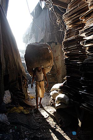 Indien - Mumbai - Mann im Industrieviertel von Dharavi