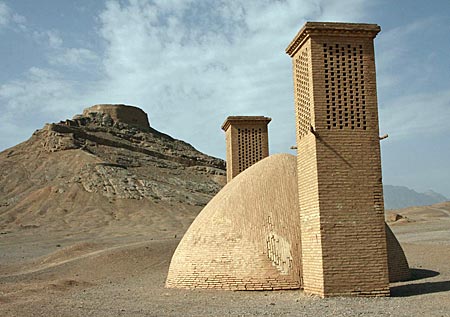 Iran - Windtürme (Vordergrund) und Schweigeturm in Yazd