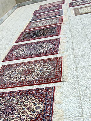 Iran - Isfahan - Teppiche liegen zum Trocknen aus