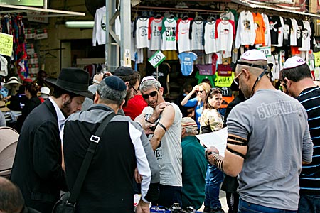 Israel - Chabad Lubawitscher Juden werben in den Straßen von tel Aviv um Juden, Foto: Robert B. Fishman, ecomedia