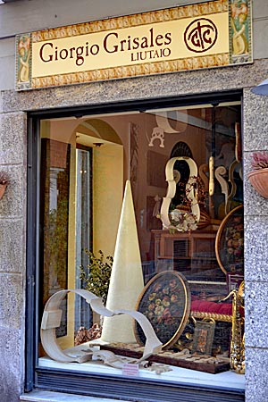 Italien - Cremona in der Lombardei - Die Schaufenster der Geigenbauer sorgen für mehr als nur Lokalkolorit