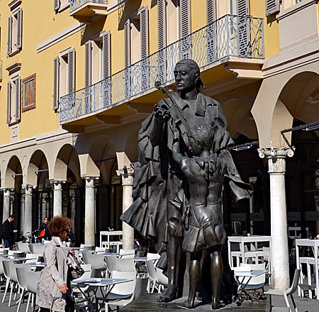 Italien - Cremona in der Lombardei - Berühmtester Sohn der Stadt: Antonio Stradivaris (1644-1737) Denkmal auf der nach ihm benannten Piazza