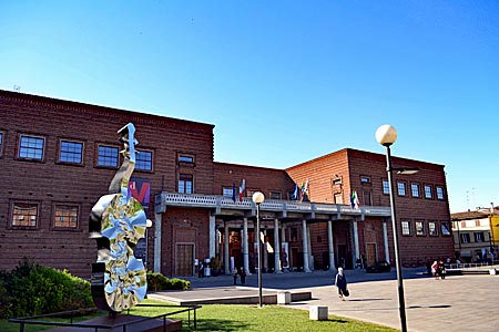 Italien - Cremona in der Lombardei - Erst 2013 eröffnet: Das Museo del Violino informiert über den Geigenbau und seine wichtigsten Vertreter im früheren Kunstpalast von 1941