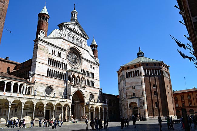 Italien - Cremona in der Lombardei - Herz der Stadt: Piazza mit Dom und Baptisterium, beide aus dem 12. Jahrhundert