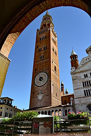 Italien - Cremona in der Lombardei - Scheint gut auf die Stadt aufzupassen: der Torrazzo neben dem Dom. Mit 111 Meter der höchste Campanile Italiens