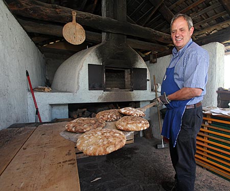 Italien - Südtirol - Brotbacken am Unteregger Hof in Obergummern