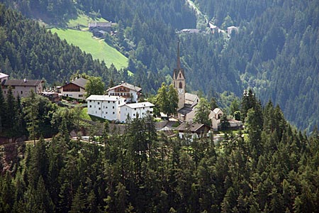 Italien - Südtirol - Blick von Obergummer hinunter auf Karneid mit dem hochmodernen Planetarium
