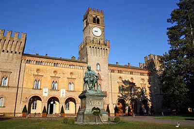Italien - Emilia Romagna - Teatro Verdi in Busseto mit Statue Verdis auf der Piazza Giuseppe Verdi