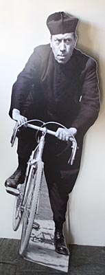 Italien - Emilia Romagna - Fernandel als Don Camillo auf dem Rennrad, „Club dei 23“, Museum und Guareschi-Archiv