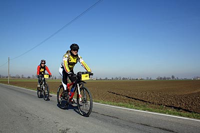 Italien - Emilia Romagna - Typische Landschaft in der Bassa Parmense. Die Bike-Guides Devis und Katia Bottazzi