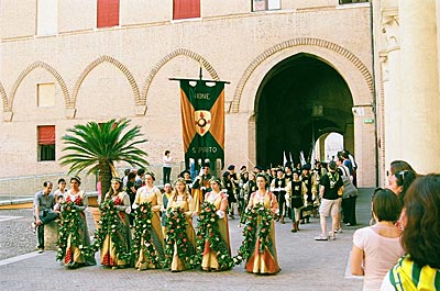 Italien - Ferrara - Die Abordnung des Rione Santo Spirito formiert sich im Innenhof des Castellos
