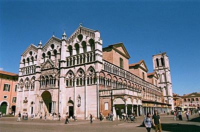 Italien - Ferrara - Mittelpunkt der Altstadt, die romanisch-gotische Kathedrale. Hier wird Anfang Mai eine Messe für die Teilnehmer des Palio gelesen
