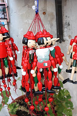 Italien - Wandern auf dem Franziskusweg - Pinocchio-Figuren unterwegs