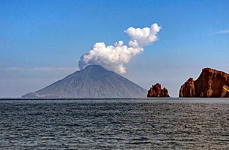 Italien - Liparische Inseln - Blick auf den Vulkan Stromboli