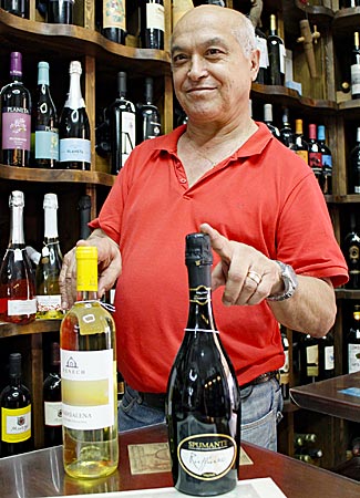 Italien - Liparische Inseln - "Panini"-König Gilberto Sciacchitano vor einem seiner Weinregale