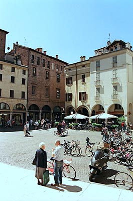 Italien - Mantua - Radlerparadies: Treffpunkt an der Piazza Mantegna