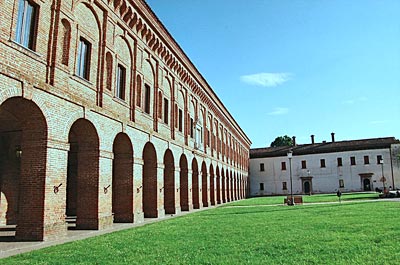 Italien - Sabbioneta - Ein Riegel für die Kunst: Fast hundert Meter lang ist die Galerie am Gartenpalast in Sabbioneta, die die Kunstsammlung des Herrschers barg