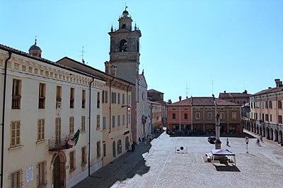 Italien - Sabbioneta - Kleinstadtcharme: Blick aus dem Herzogpalast in Sabbioneta auf den Marktplatz mit Rathaus (links) und Kirche
