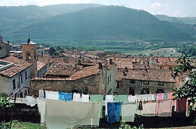 Italien - Hier zogen schon die Römer vorbei: Blick über die Dächer von Fossombrone an der Via Flaminia
