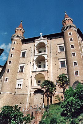 Italien - Urbino - Fassade mit Fernwirkung: weithin sichtbare Front des Palazzo Ducale, architektonisches Meisterwerk der Renaissance
