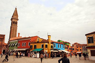 Burano - Der belebte Marktplatz von Burano mit dem schiefen Turm von San Martino