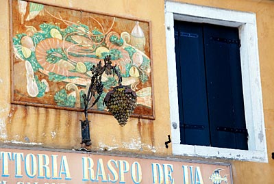 Burano - Aufmerksame Beobachter entdecken zahllose charmante Details an den Häusern und Türen der Inseln