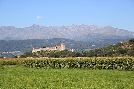 Piemont - Landschaft mit dem Castello di Pavone
