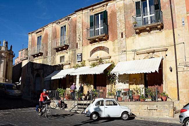 Italien - Sizilien, Straßenszene in Palazzolo Acreide
