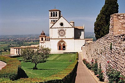 Italien - Umbrien - Pilger- und Touristenmagnet: die Oberkirche San Francesco in Assisi