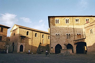 Italien - Umbrien - Ausflug ins Mittelalter: Piazza in Bevagna mit Gebäuden aus der Romanik