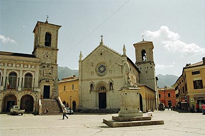 Italien - Umbrien - In der Heimat Benedikts: In Norcia steht ein Standbild des Heiligen auf der Piazza vor der Kirche, die über seinem Geburtshaus errichtet worden ist
