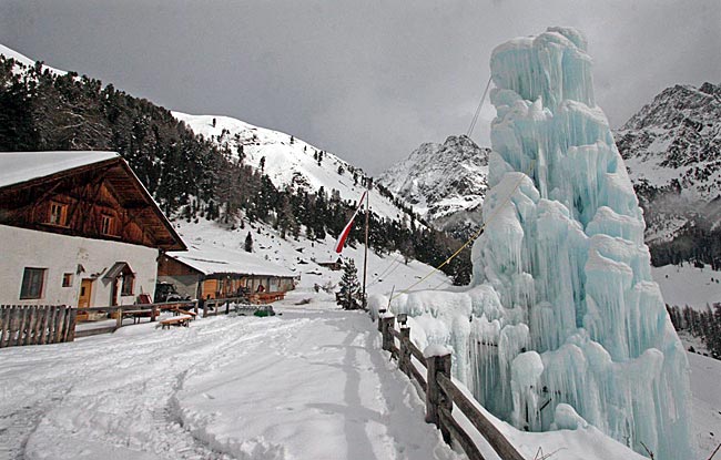 Italien - Vinschgau - Tiefer Winter an der Matscher Alm. Die mächtige „Eisskulptur“ hat der Frost geschaffen