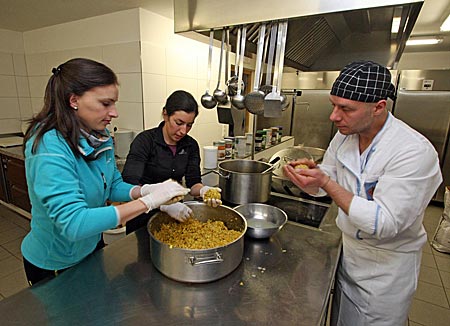 Italien - Vinschgau - Anna Gruber und Christine Tappeiner (v.l.) greifen kräftig mit zu bei der Käseknödelherstellung